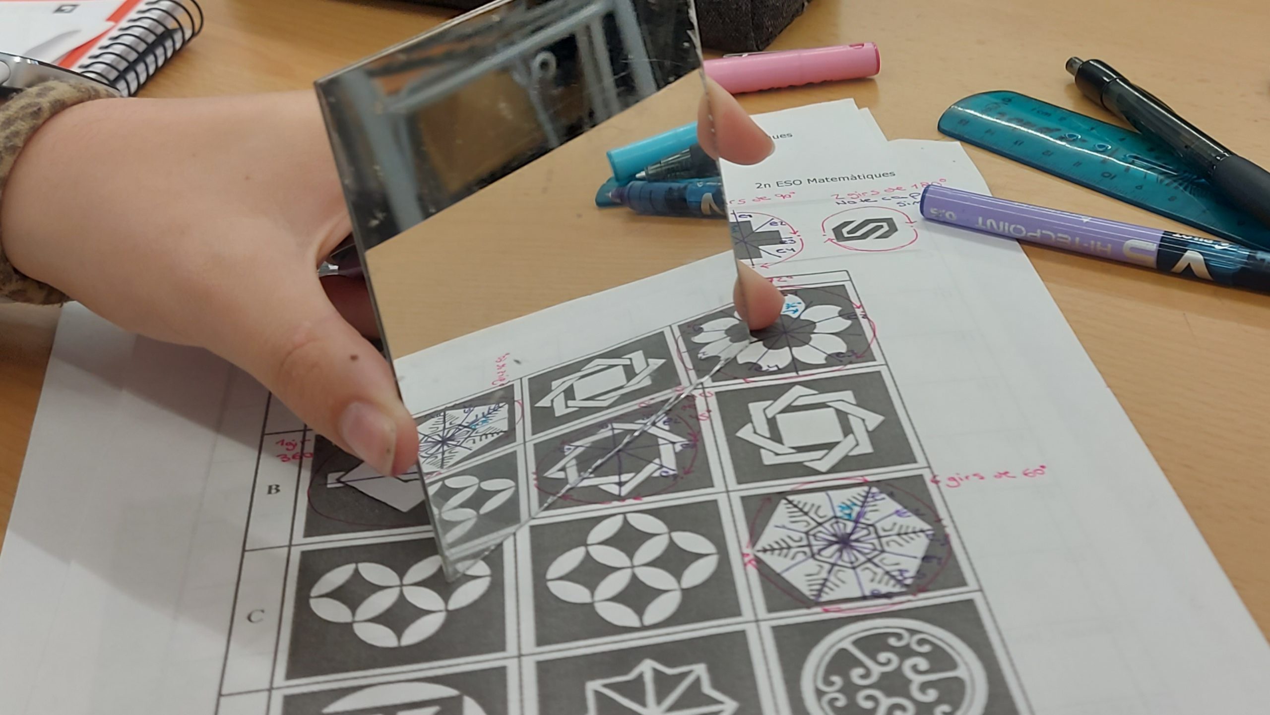 Mirallet, mirallet!🪞Treballem la competència matemàtica de classificar, connectar i vincular