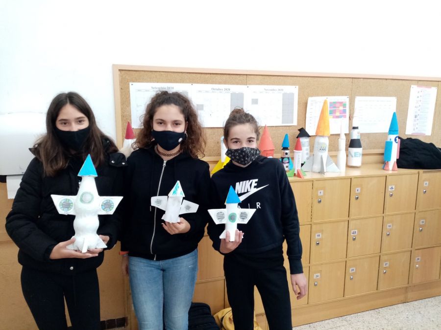 Els científics de primer d’ESO inspeccionen la cara oculta de la lluna